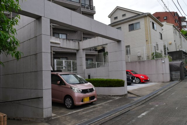 多摩市貝取１丁目の中古マンションの駐車場