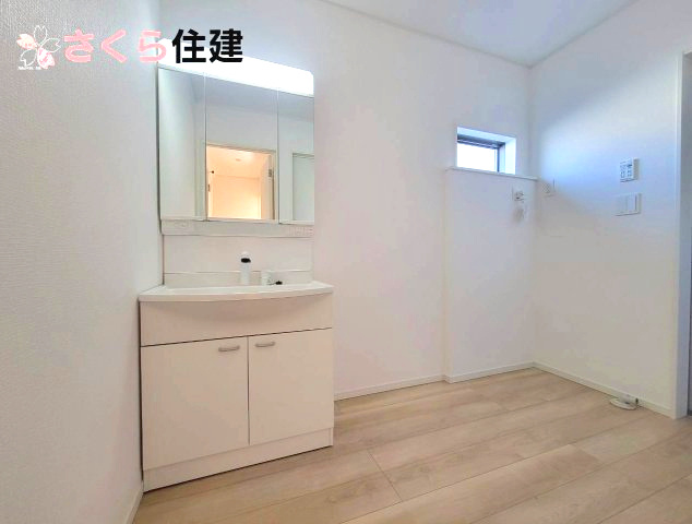 クレイドルガーデン鹿沼市緑町第5　3号棟の脱衣所|明るい洗面スペースで朝の身支度も快適に♪３面鏡の裏にはたっぷりと収納スペースを完備◎				
