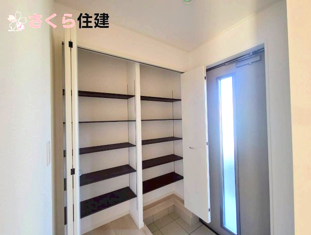 クレイドルガーデン鹿沼市緑町第5　3号棟の収納|家族全員分の靴も収納可能な玄関収納です◎