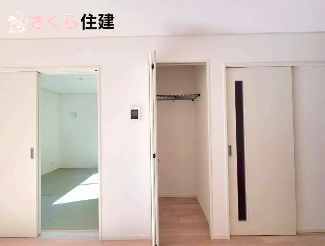 クレイドルガーデン鹿沼市緑町第5　3号棟の収納|お掃除用品などの収納に利用可能なリビング収納◎