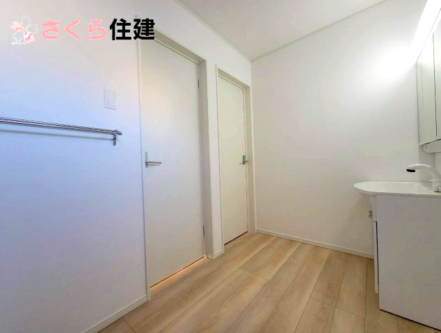 クレイドルガーデン鹿沼市緑町第5　3号棟の脱衣所|洗面所はリビングと廊下の2カ所から出入りが可能です◎