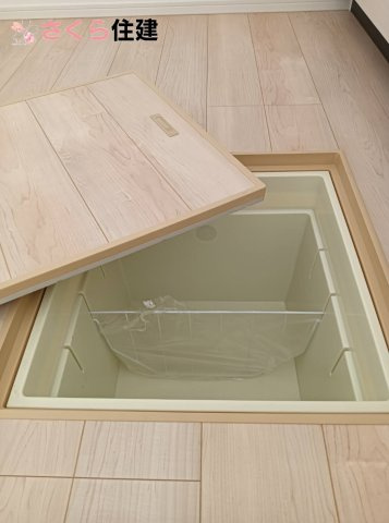 クレイドルガーデン鹿沼市緑町第5　3号棟のその他|キッチンにはたっぷり入る床下収納庫があります◎