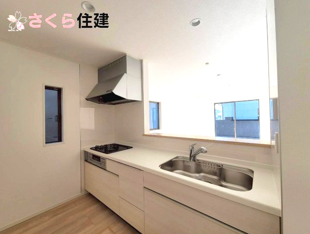 クレイドルガーデン鹿沼市緑町第5　3号棟のキッチン|同社施工物件の写真です。対面式システムキッチン。家族とコミュニケーションをとりながら家事ができます♪
