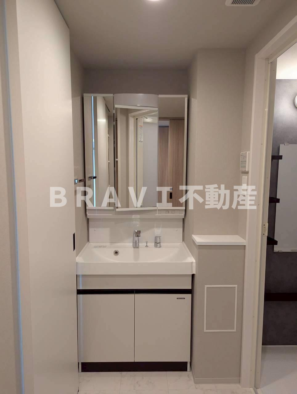 S-RESIDENCE天満橋ar BRAVI不動産の独立洗面台|身支度に便利な３面鏡の独立洗面台