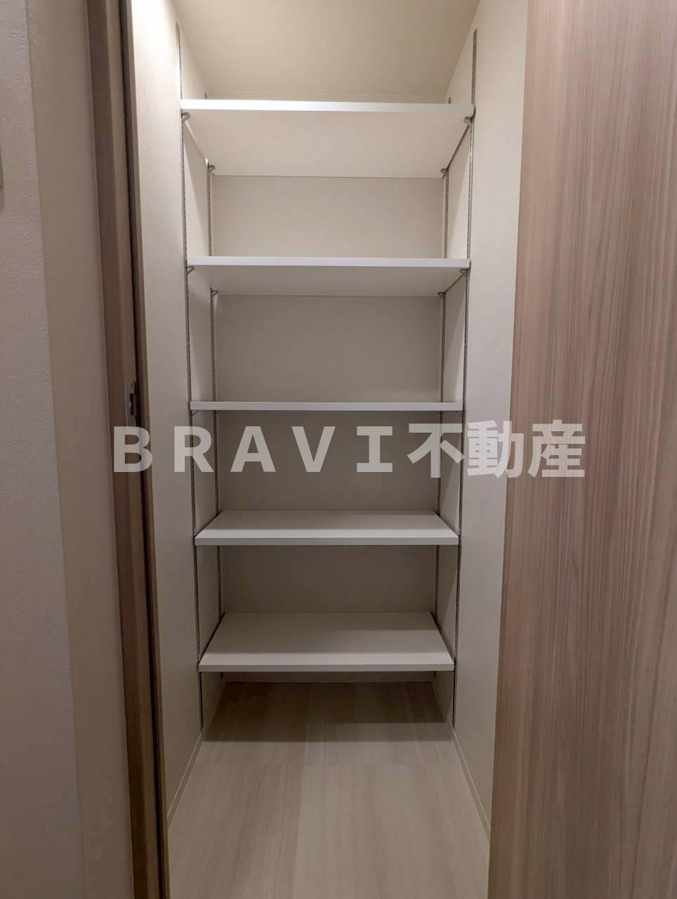 S-RESIDENCE天満橋ar BRAVI不動産の玄関|キャリケースなどを収納できるSIC