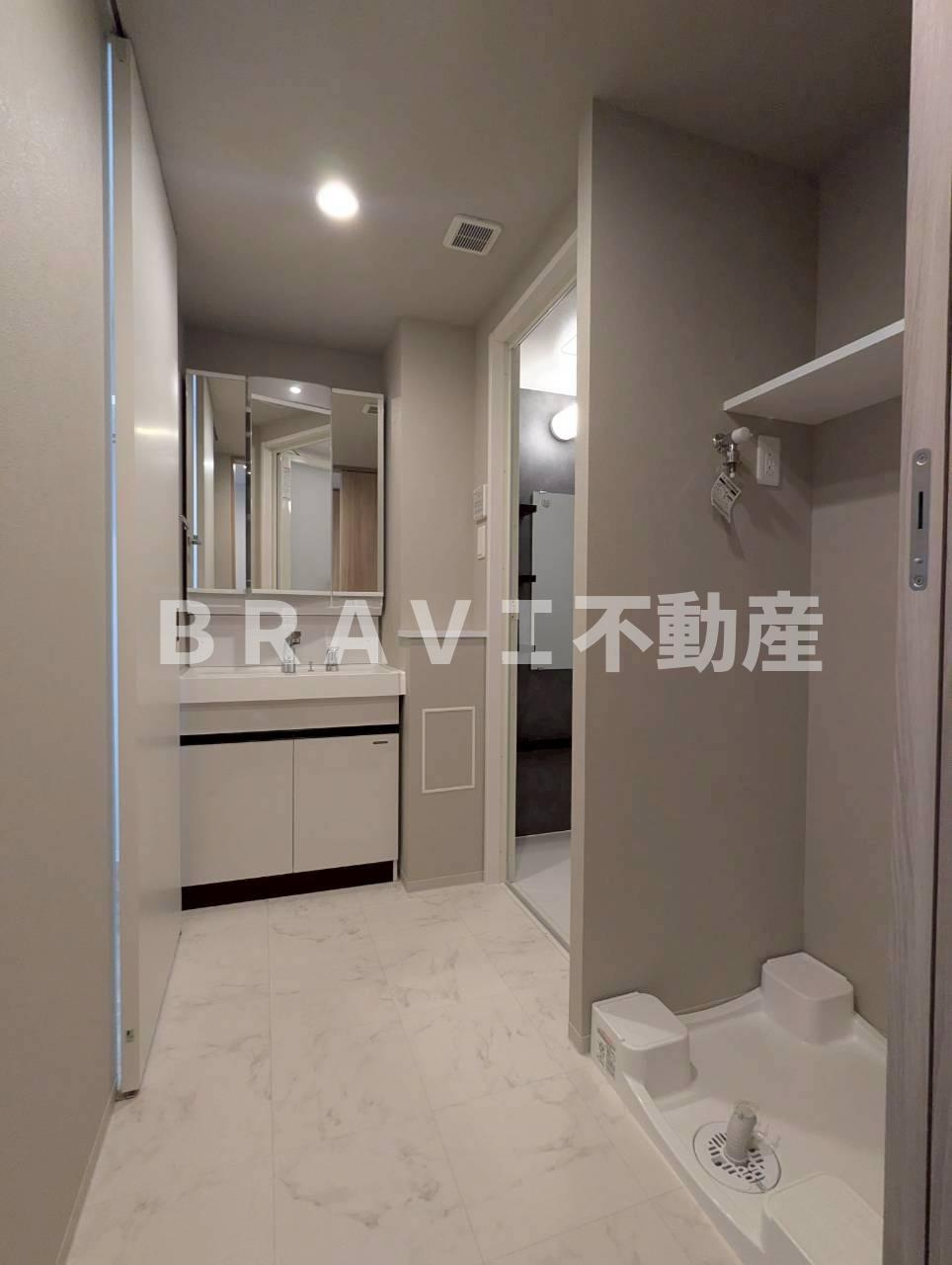 S-RESIDENCE天満橋ar BRAVI不動産の洗面所|収納棚も多く便利な洗面