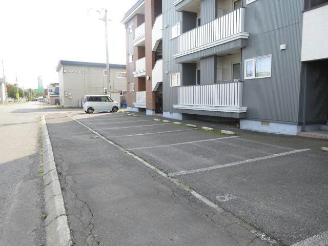 コーポハッピーリバーⅡの駐車場