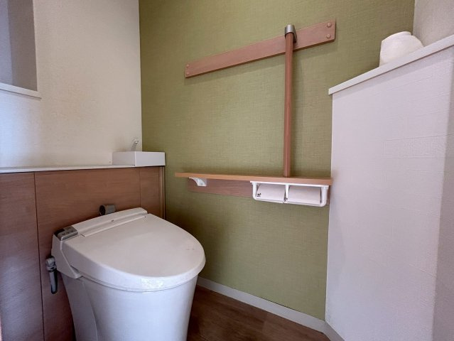 【価格改定】レスポワール向日町ステーションフロントA棟のトイレ|アクセントクロスがお洒落なトイレ空間。