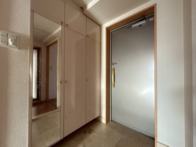 【価格改定】レスポワール向日町ステーションフロントA棟の玄関|玄関にはシューズボックスと姿見がございます。