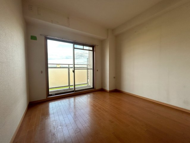 【価格改定】レスポワール向日町ステーションフロントA棟の洋室|洋室約6.7帖
バルコニーへ出入り可能なクローゼット付き洋室です。