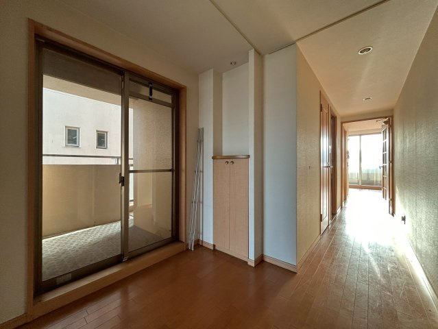 【価格改定】レスポワール向日町ステーションフロントA棟のその他|玄関ホール
バルコニーへの動線もございます。