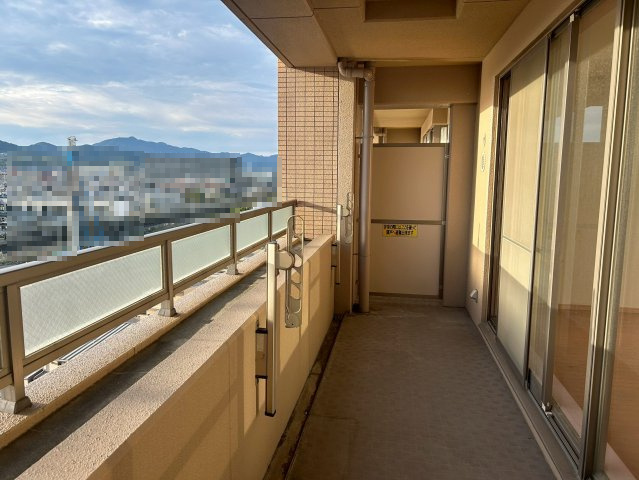 【価格改定】レスポワール向日町ステーションフロントA棟のバルコニー|3面バルコニーの明るいお部屋です。