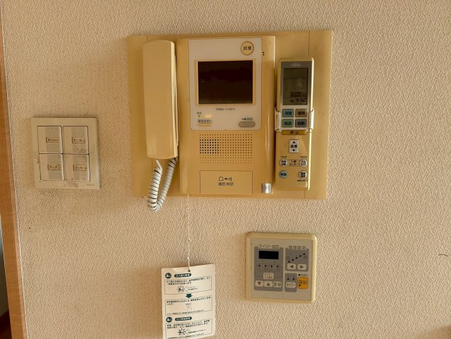 【価格改定】レスポワール向日町ステーションフロントA棟の防犯設備|テレビモニター付きインターフォン。
来客対応も安心です。