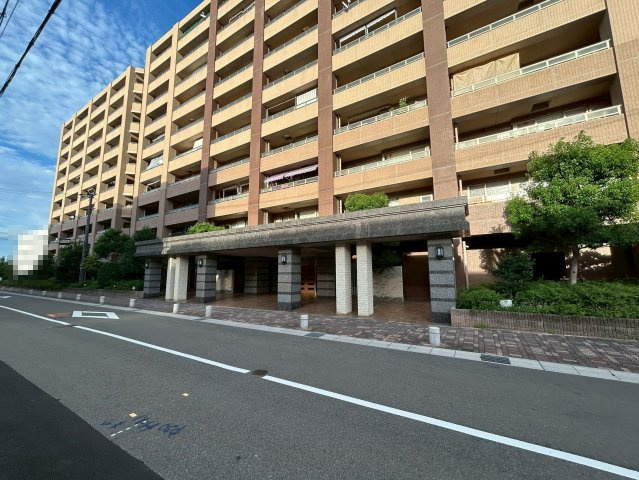 【価格改定】レスポワール向日町ステーションフロントA棟の玄関|道路沿いにマンション入り口がございます。