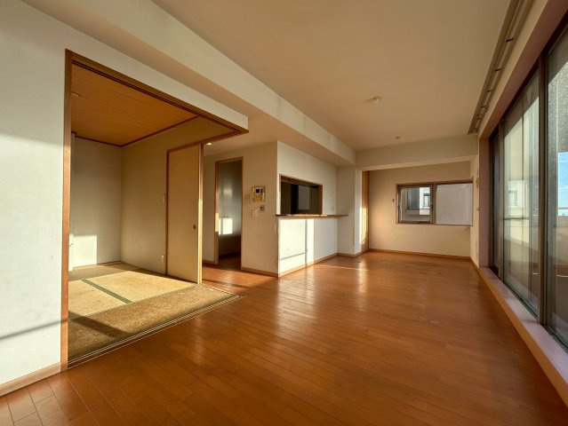 【価格改定】レスポワール向日町ステーションフロントA棟の居間・リビング|LDK約12帖。
バルコニーから明るい光が差し込む開放感あるLDK空間となっております。