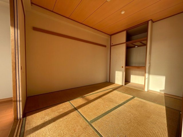【価格改定】レスポワール向日町ステーションフロントA棟の和室|LDKに隣接した和室約6帖。
子育て世代に人気の畳スペース。客間としてもお使いいただけます。
