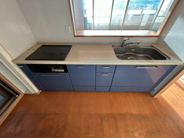 【価格改定】レスポワール向日町ステーションフロントA棟のキッチン|収納充実のシステムキッチン。
ブルーのキッチンが大変お洒落です。