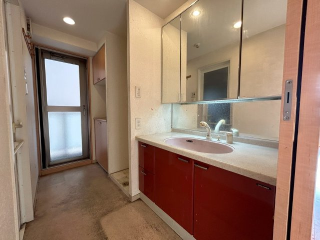 【価格改定】レスポワール向日町ステーションフロントA棟の独立洗面台|ワイドタイプの洗面化粧台。
女性に嬉しい三面鏡タイプです(^^)/