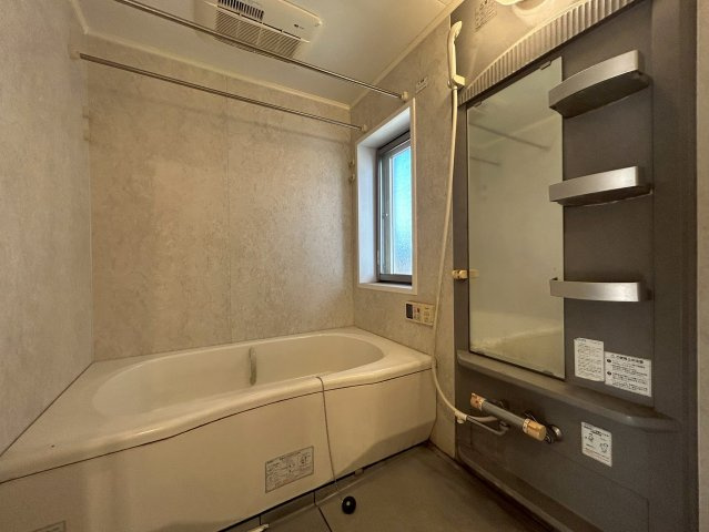 【価格改定】レスポワール向日町ステーションフロントA棟の浴室|マンションでは珍しいい窓付き浴室。
換気も安心です。