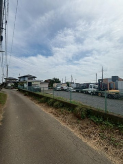 【前面道路含む現地写真】 | 坂戸市紺屋　資材置場用地　東武東上線『若葉駅』徒歩44分　【三芳野小学区】