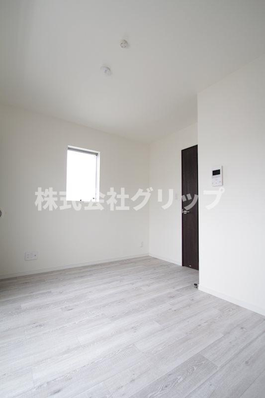 イーストサイド反町の洋室