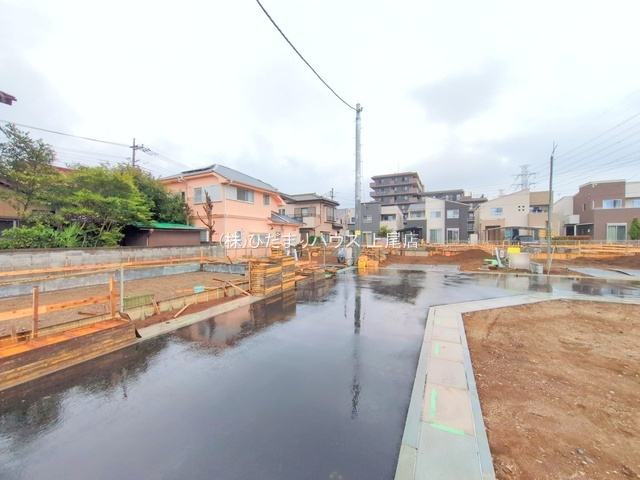 上尾市上第17　新築戸建　ハートフルAの前面道路含む現地写真