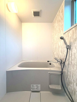 【浴室】 | メゾン池田 | 換気のできる窓付きの浴室です♪ゆったりお風呂に浸かって一日の疲れもリフレッシュできますね☆