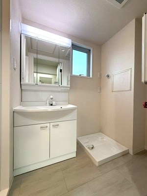 【洗面所】 | メゾン池田 | 角度の変えられる3面鏡付きの洗髪洗面化粧台です♪朝のバタバタに大活躍！お化粧する時にも便利☆