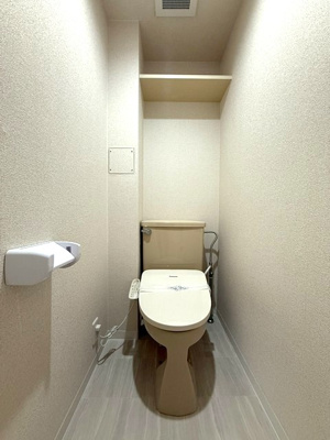【トイレ】 | メゾン池田 | 人気のシャワートイレ・バストイレ別です♪上部にはトイレットペーパーなどの小物を置ける棚付きです♪