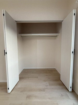 【収納】 | メゾン池田 | リビングダイニングキッチンにあるクローゼットです♪コートやジャケットを掛けておくのに便利！バッグなどの小物も収納できますね♪