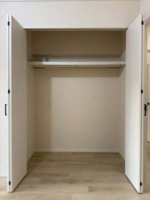 【収納】 | メゾン池田 | バルコニー側・洋室6帖のお部屋にあるクローゼットです♪お洋服をたくさんお持ちの方でも安心の収納力です◎