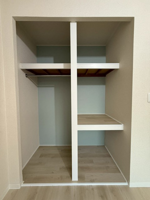 【収納】 | メゾン池田 | 玄関から入って左側・洋室6帖のお部屋にあるオープンクローゼットとオープン収納です♪大切なお洋服もしわにならないようにハンガーがけができます☆