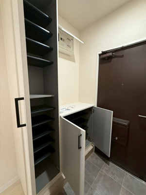 【玄関】 | メゾン池田 | シューズボックス付きで玄関すっきり片付きます！写真やかわいい小物を置けるので、玄関を華やかに飾れますね♪