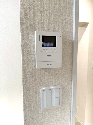 【設備】 | メゾン池田 | シャンプードレッサー横にある室内洗濯機置き場です♪防水パンが付いているので万が一の漏水にも安心！洗面所には窓付きで湿気対策OK☆