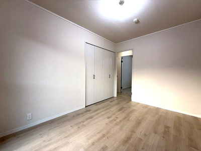 【洋室】 | メゾン池田 | 南西向き洋室6帖☆バルコニーに繋がるお部屋です！洋室なのでお掃除もカンタンです！