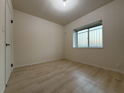 【洋室】 | メゾン池田 | 南西向き洋室6帖☆クローゼットがあります♪お洋服がスッキリ収納できて、整理しやすくなりますね☆