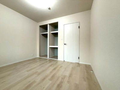 【洋室】 | メゾン池田 | 洋室6帖☆玄関から入って左側にあるお部屋です！ベッドを置いて寝室にするのもオススメです☆出窓には小物を置いたりして楽しめます♪