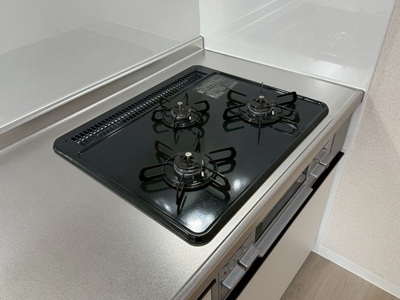 【寝室】 | メゾン池田 | 洋室6帖☆オープンクローゼットとオープン収納があります！お洋服や荷物の多い方もお部屋が片付いて快適に過ごせますね♪