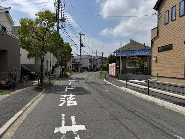 市川市本北方２丁目新築戸建【北方小学校：7分】の前面道路含む現地写真|東側前面道路・幅員約9.8ｍ