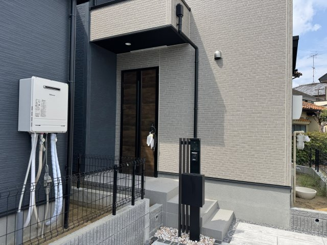 市川市本北方２丁目新築戸建【北方小学校：7分】のエントランス|エントランス・玄関ポーチ・立水栓付き