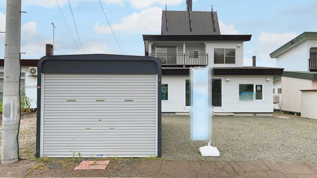 【駐車場】 | 北見市北光２１７番地４３　中古売家　 | 【リフォーム後】駐車は車庫に1台と2台の駐車スペースを新設いたしました。