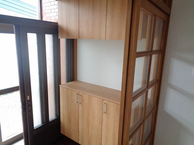【玄関】 | 北見市北光２１７番地４３　中古売家　 | 【リフォーム後】玄関内部はシューズボックスを新設してクロスを張りました。照明も新品交換致しました。