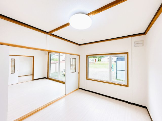【洋室】 | 北見市北光２１７番地４３　中古売家　 | 【リフォーム後】1階西側和室は洋室へリフォーム致しました。床はクッションフロア仕上げでクロスを張り、照明を新品交換致しました。