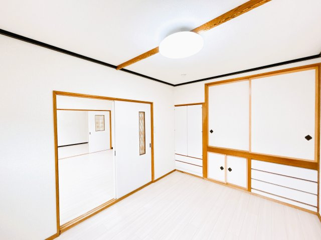 【洋室】 | 北見市北光２１７番地４３　中古売家　 | 【リフォーム後】1階東側和室は洋室へリフォーム致しました。床はクッションフロア仕上げでクロスを張り、照明を新品交換致しました。