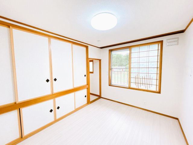 【洋室】 | 北見市北光２１７番地４３　中古売家　 | 【リフォーム後】2階西側和室は洋室へリフォーム致しました。床はクッションフロア仕上げでクロスを張り、照明を新品交換致しました。