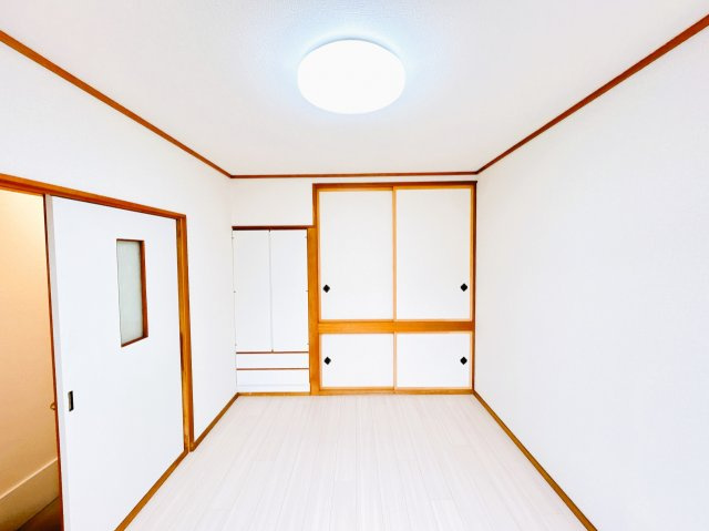 【洋室】 | 北見市北光２１７番地４３　中古売家　 | 【リフォーム後】1階西側和室は洋室へリフォーム致しました。床はクッションフロア仕上げでクロスを張り、照明を新品交換致しました。