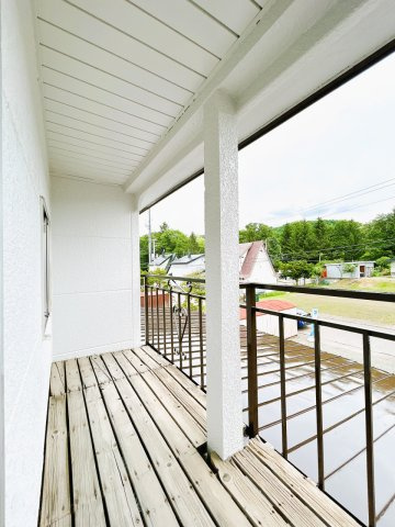 【バルコニー】 | 北見市北光２１７番地４３　中古売家　 | 【リフォーム後】ベランダは外壁に準じて塗装致しました。晴れた日のベランダはとても解放感があります。