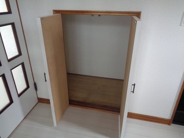 【収納】 | 北見市北光２１７番地４３　中古売家　 | 【リフォーム後】階段下の収納です。荷物が多い時でもたくさん収納が出来て便利です。
