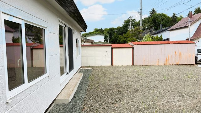 【駐車場】 | 北見市北光２１７番地４３　中古売家　 | 【リフォーム後】南側に広い駐車スペースを作りました。日当たりの良い住宅です。