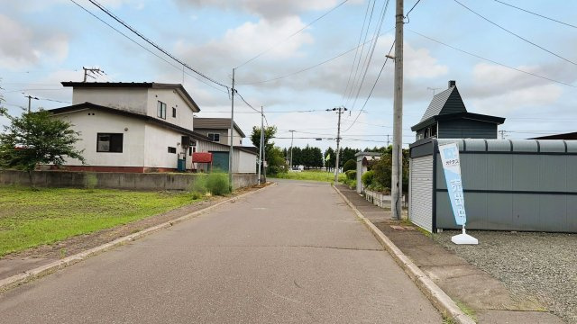 【前面道路含む現地写真】 | 北見市北光２１７番地４３　中古売家　 | 【前面道路】幅員約8ｍの公道に接道しております。駐車が苦手な方でも楽に駐車できる幅員となっております。